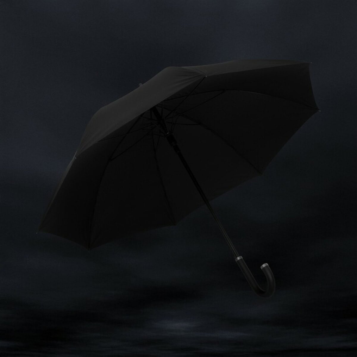 Parasole klasyczne z logo – parasol automatyczny 25″ swiss peak vero aware™ P850.7501__M_401 Czarny parasol w ciemnym tle, idealny gadżet na deszczowe dni.