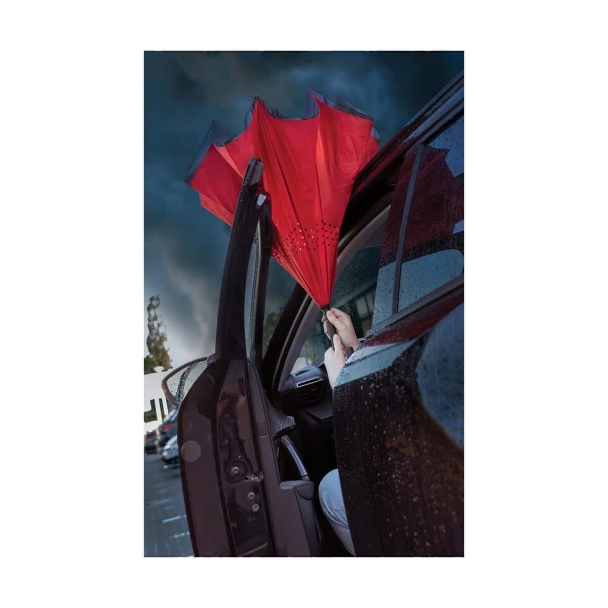 Parasole klasyczne z logo – parasol odwracalny 23″ impact aware™ rpet P850.634__M_400 1. Parasolka na czarnym samochodzie podczas deszczu, gadżet reklamowy.