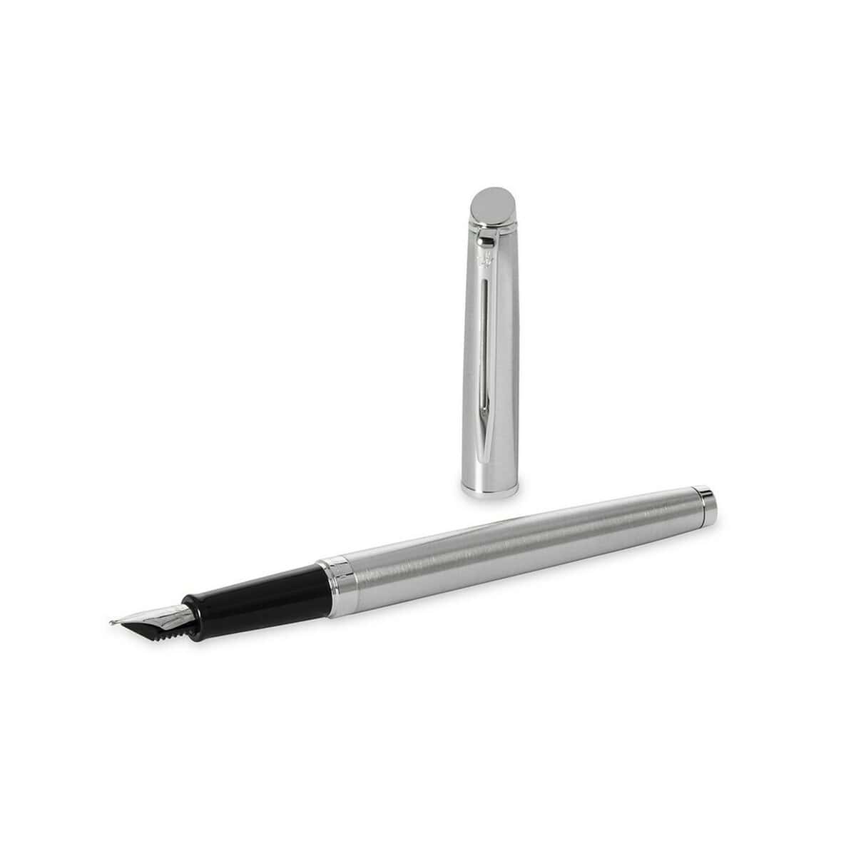 Pióra wieczne z logo – pióro wieczne waterman VA802-32_AAA03 Prezentacja eleganckiego długopisu z metalową obudową i unikalnym wykończeniem. Idealny gadżet biurowy i personalizowane upominki.