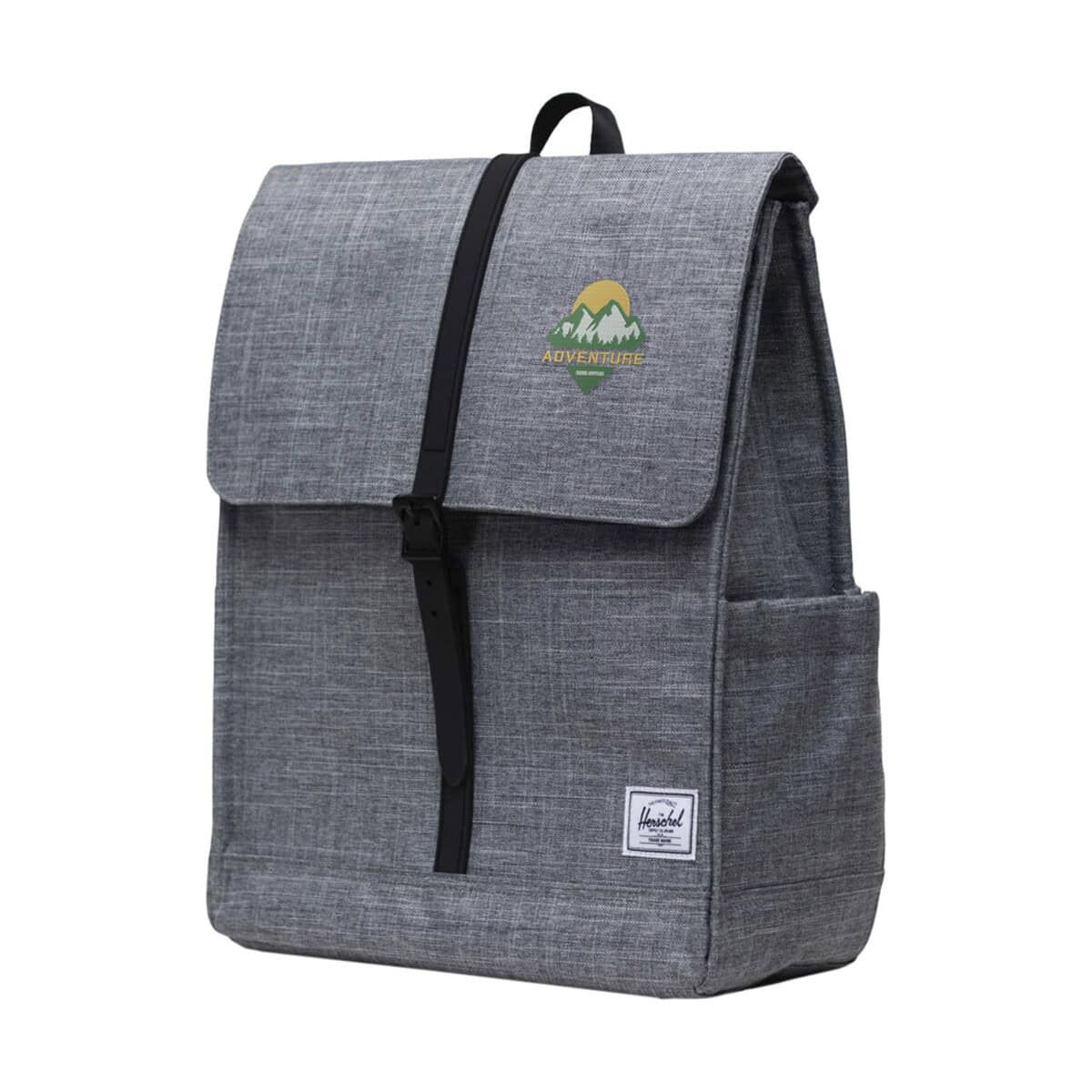 Plecaki z logo – herschel city plecak z materiałów z recyklingu o pojemności 16 l 12075380_eb_y1 Namiot dziecięcy z nadrukiem górski z napisem Adventure, szary plecak na wycieczki.