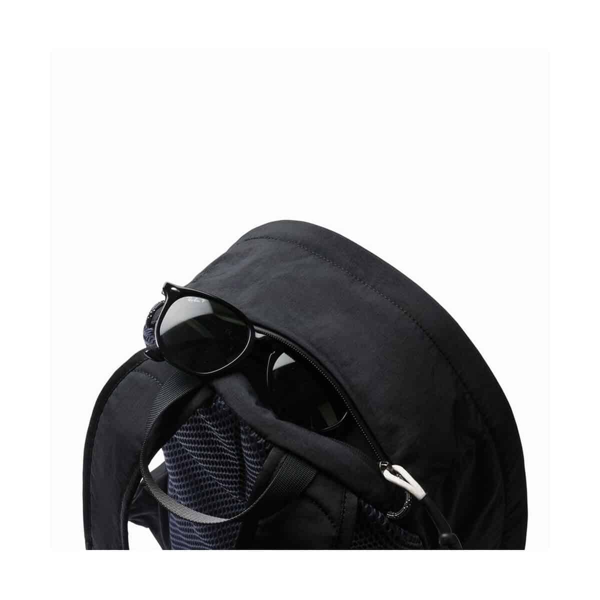 Plecaki z logo – plecak bellroy P763.3601__B_5 Stylowe okulary przeciwsłoneczne w etui na uchwycie plecaka. Idealne gadżety modowe i akcesoria podróżne.