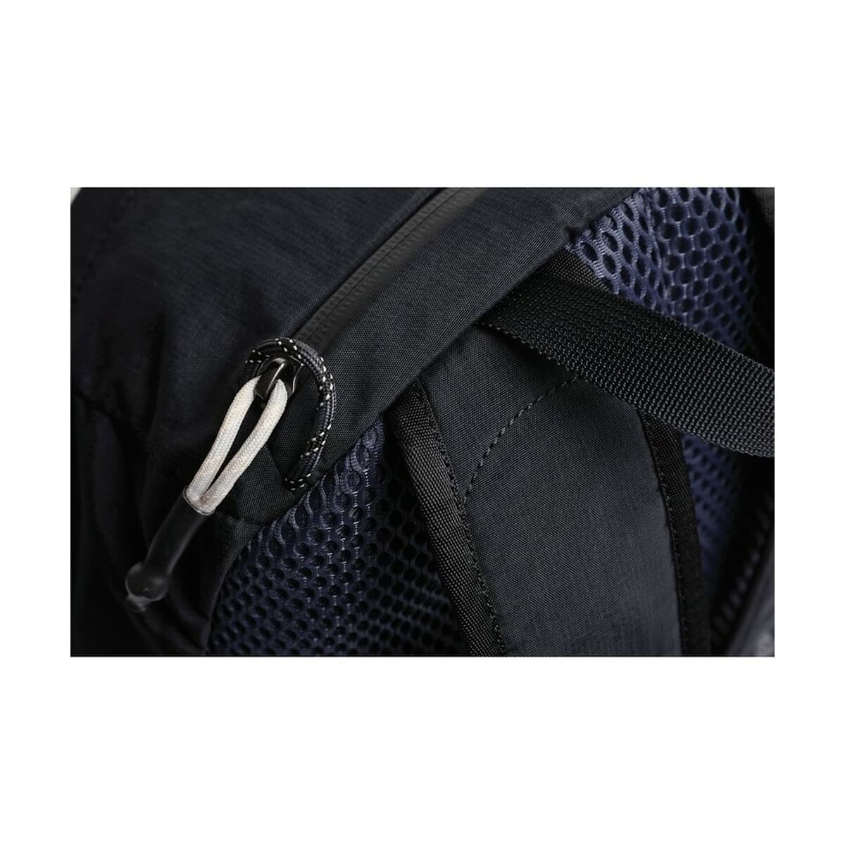 Plecaki z logo – plecak bellroy P763.3601__B_6 1. Elegancki zamek błyskawiczny na czarnym plecaku z wytrzymałym materiałem.