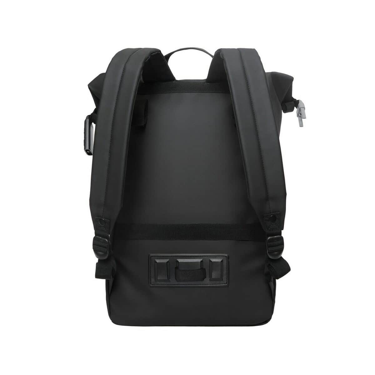 Plecaki z logo – plecak rowerowy urban P706.3101__B_10 Praktyczny czarny plecak z szerokimi paskami i kieszeniami na gadżety.