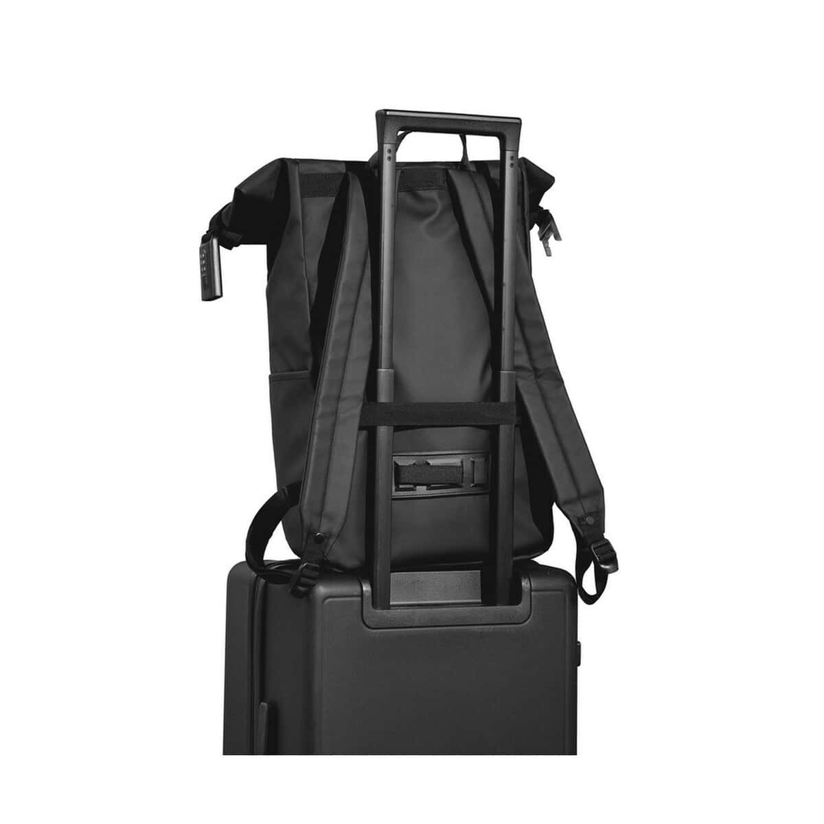 Plecaki z logo – plecak rowerowy urban P706.3101__B_12 Czarna torba z kółkami i teleskopowym uchwytem na walizkę produkty gadżety promocyjne.