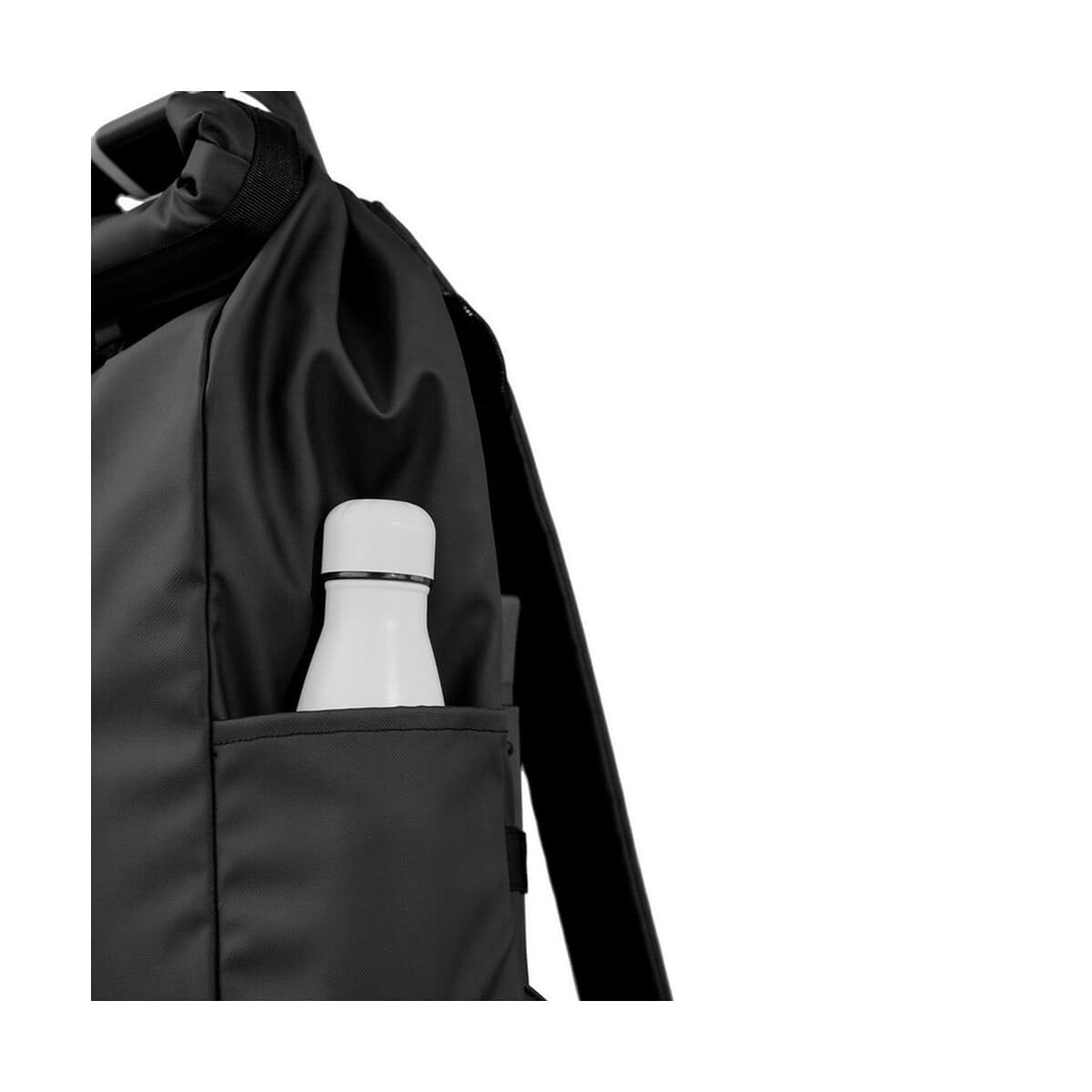 Plecaki z logo – plecak rowerowy urban P706.3101__B_14 1. Butelka termiczna w kieszeni torby na plecy, czarna i biała, idealna na gadżety.