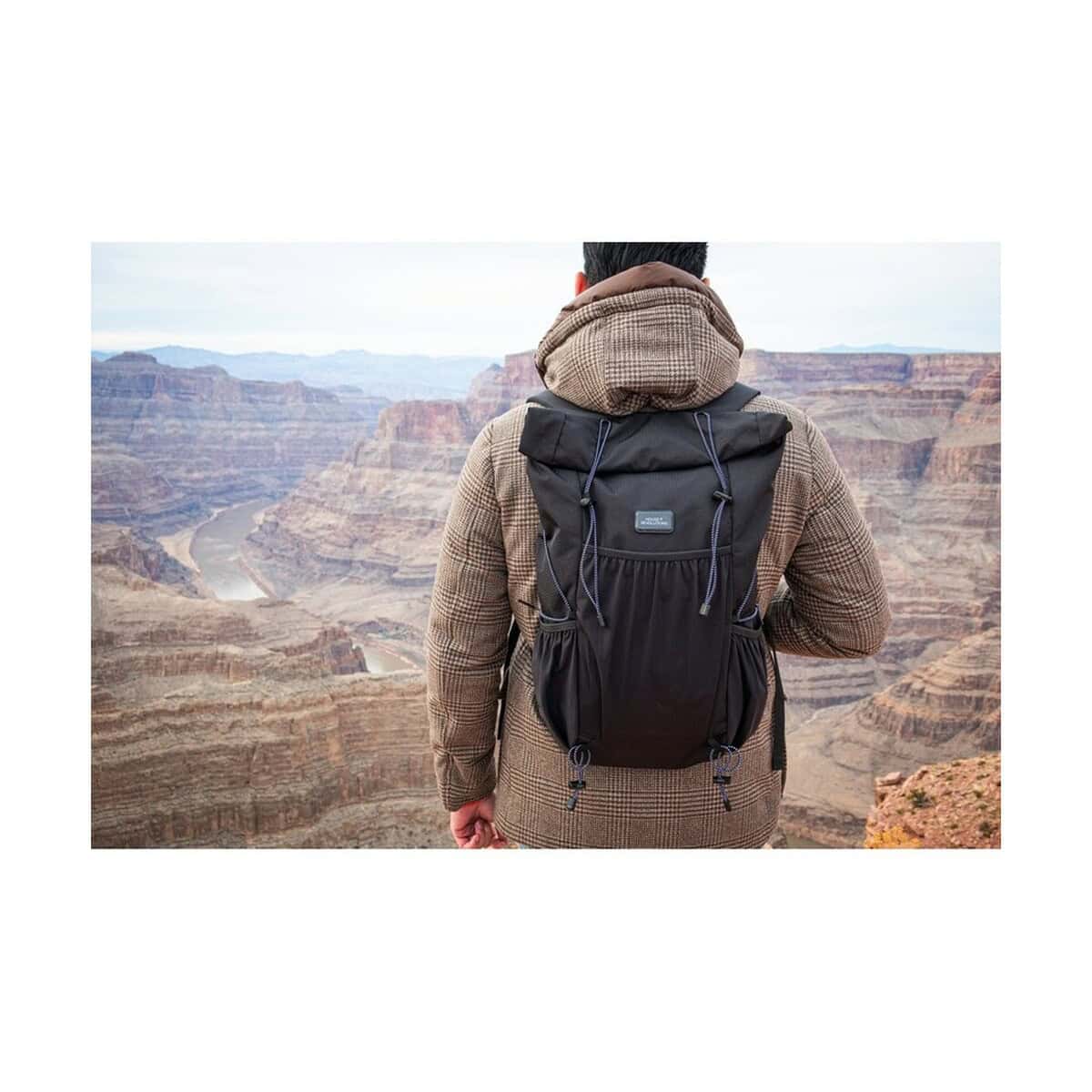 Plecaki z logo – plecak zwijany brandcharger venturer VA526-03_ATM01 Czarny plecak z regulowanymi szelkami na tle Grand Canyon.