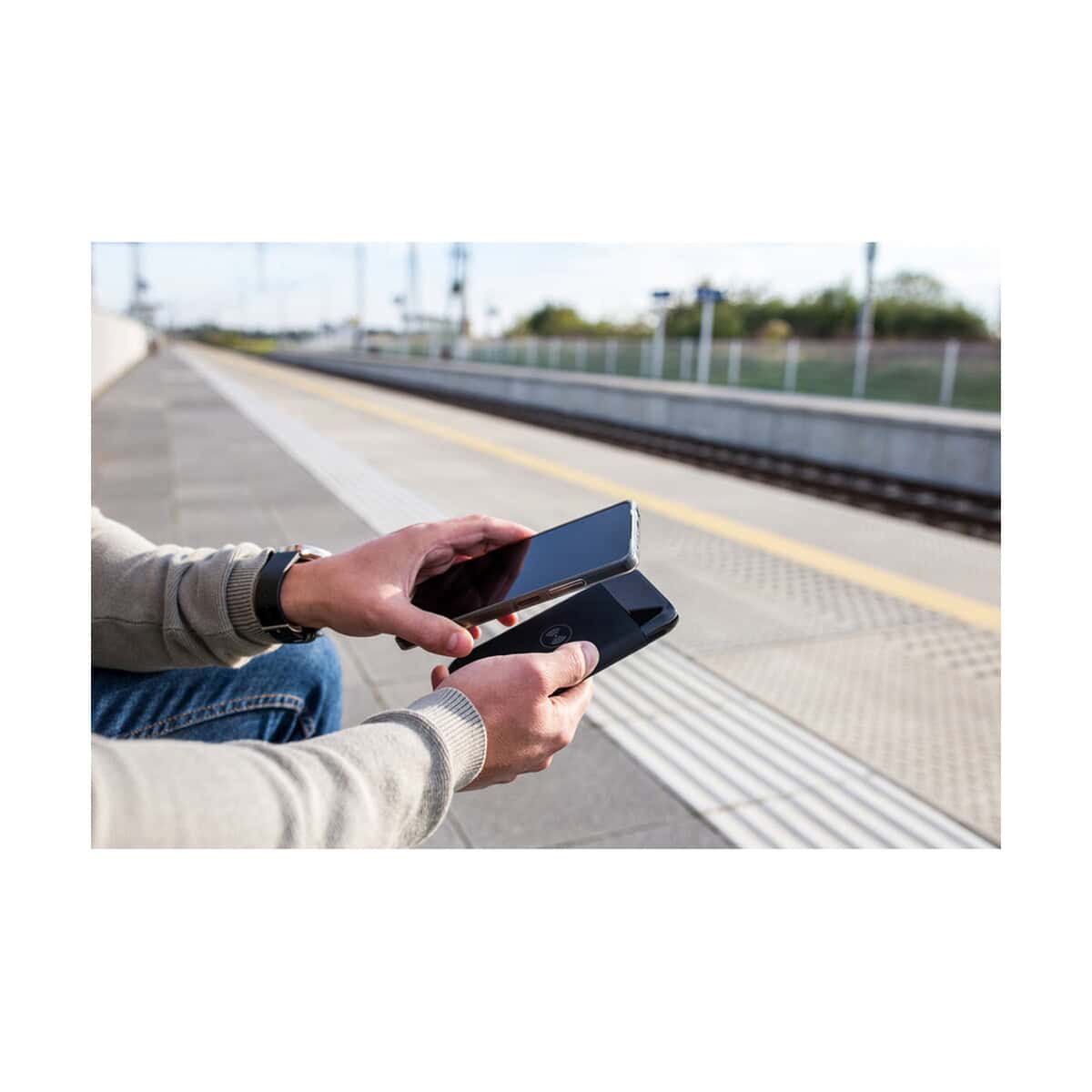 Powerbanki z logo – bezprzewodowy power bank 10000 mah exclusive collection, ładowarka bezprzewodowa 5w-15w | cory V1833_B Przenośne głośniki reklamowe na prezentację lub event. Atrakcyjne gadżety promocyjne, idealne na różne okazje.