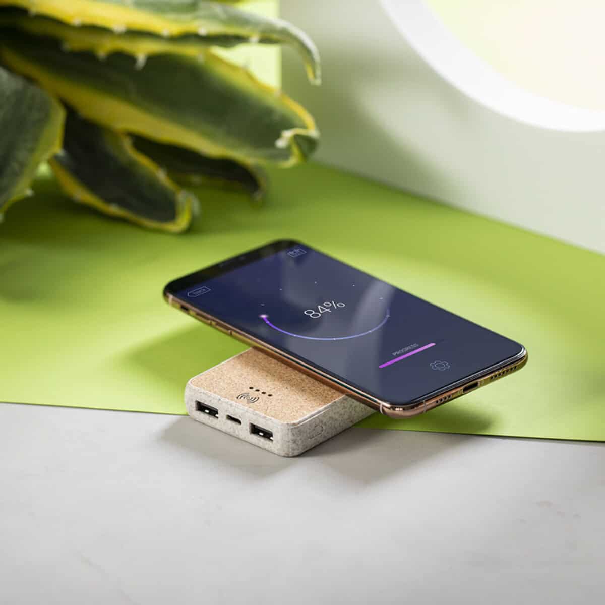 Powerbanki z logo – bezprzewodowy power bank 5000 mah ze słomy pszenicznej, ładowarka bezprzewodowa 5w V0147_A Powerbank z nadrukiem, ładowanie telefonu, gadgety reklamowe, nowoczesne akcesoria, upominki firmowe.