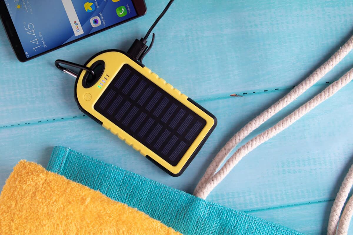 Powerbanki z logo – durabank power bank AP741932-02__DG2 Power bank solarna z okablowaniem i smartfonem, ekologia i technologia, gadżety na co dzień.