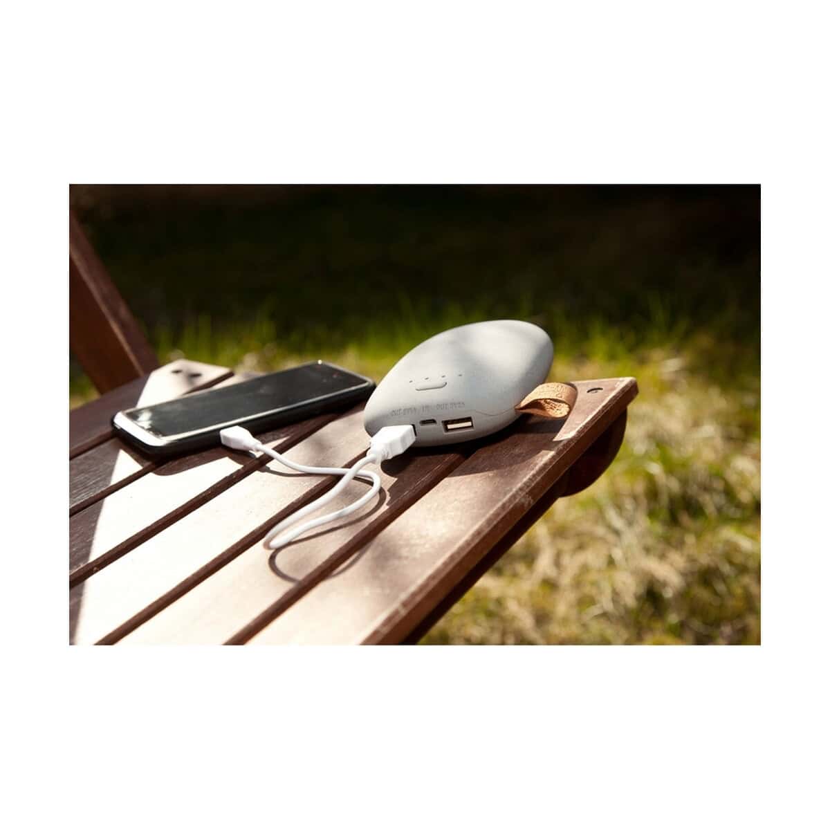 Powerbanki z logo – power bank 10400 mah air gifts „kamień” | carol V3383_A Power bank z ładowarką do telefonu na ławce ogrodowej, gadżety elektroniczne.