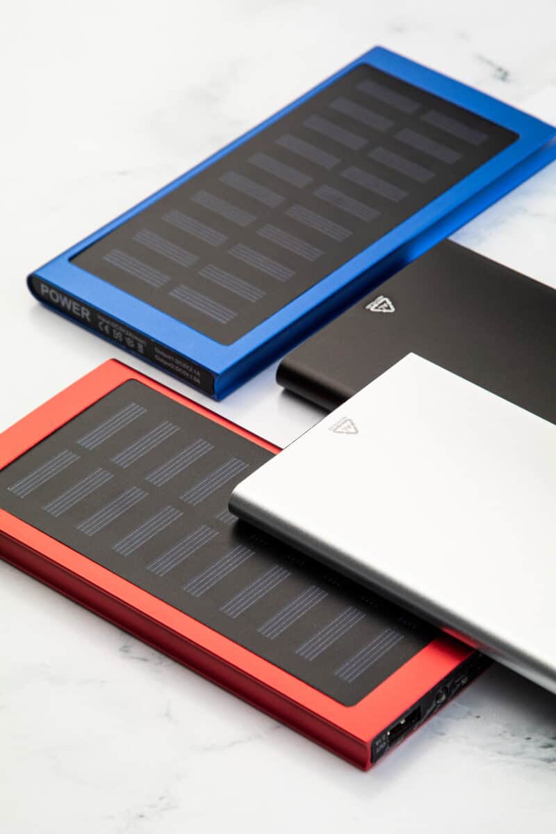 Powerbanki z logo – ralusol power bank AP800529-05__DG2 Powerbank słoneczny z panelami słonecznymi do ładowania urządzeń elektronicznych.