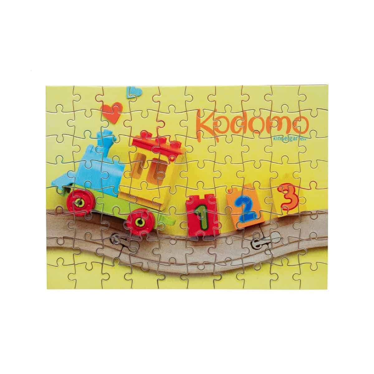 Kolorowe puzzle edukacyjne dla dzieci z liczbami i motywami edukacyjnymi.