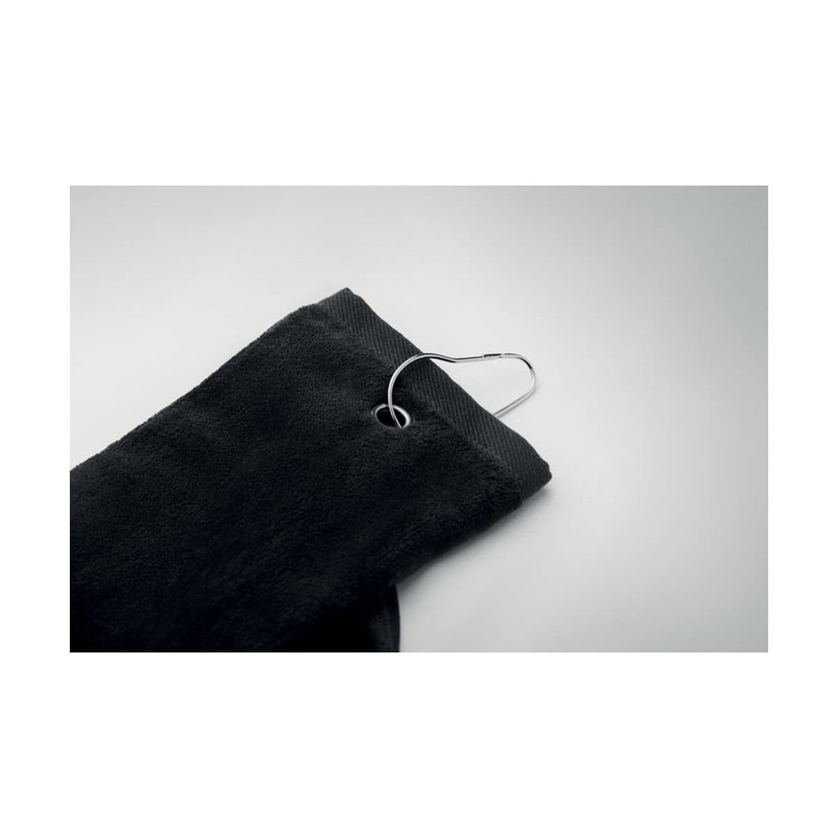 Ręczniki z logo – bawełniany ręcznik golfowy hitowgo mo6525-03-detail Miękki czarny ręcznik z hokerem na wieszaku na białym tle.