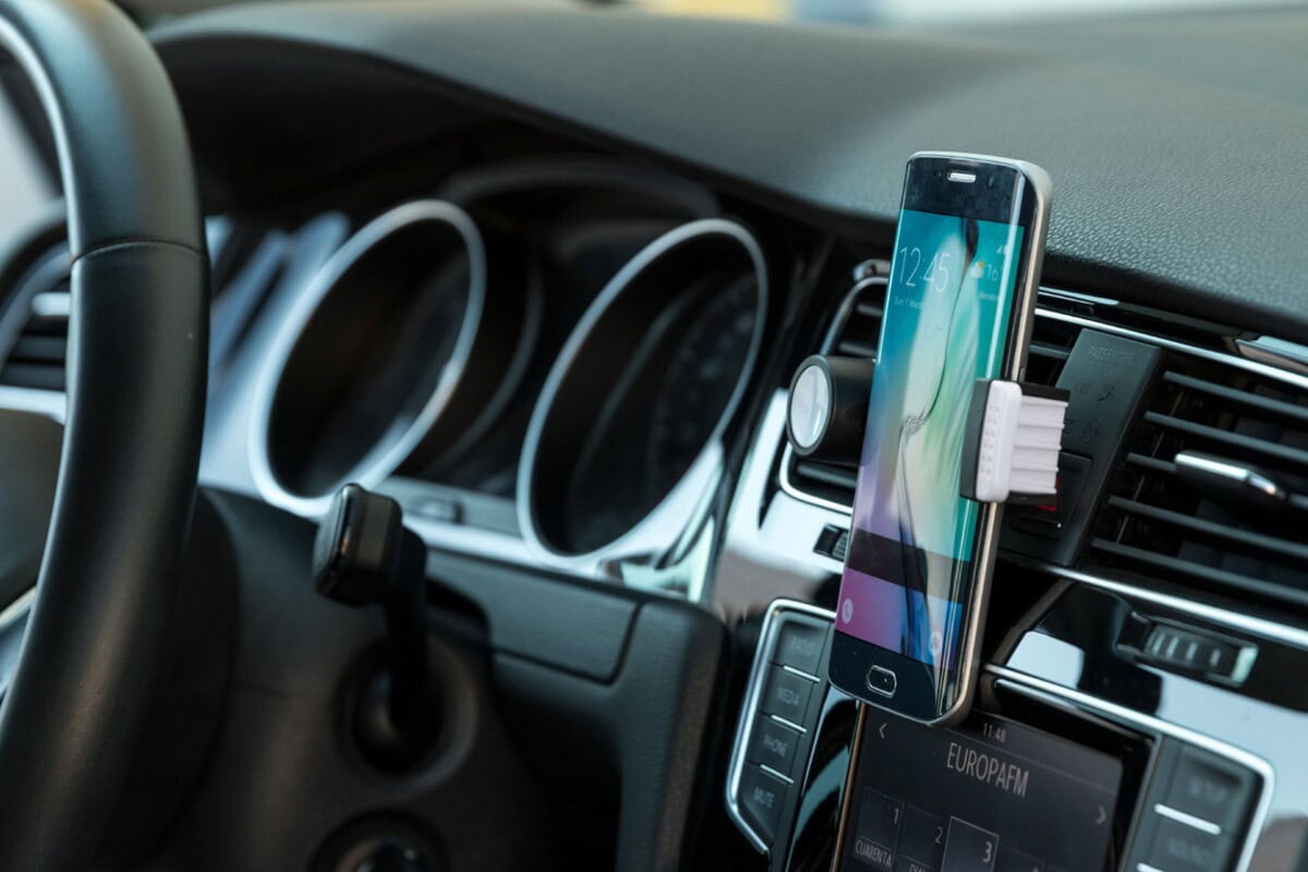 Samochodowe uchwyty do telefonu z logo – dashim samochodowy uchwyt na telefon AP781176__DG1 Uchwyt na telefon do auta z ładowarką i mocowaniem na kratkę wentylacyjną, praktyczny gadżet samochodowy.