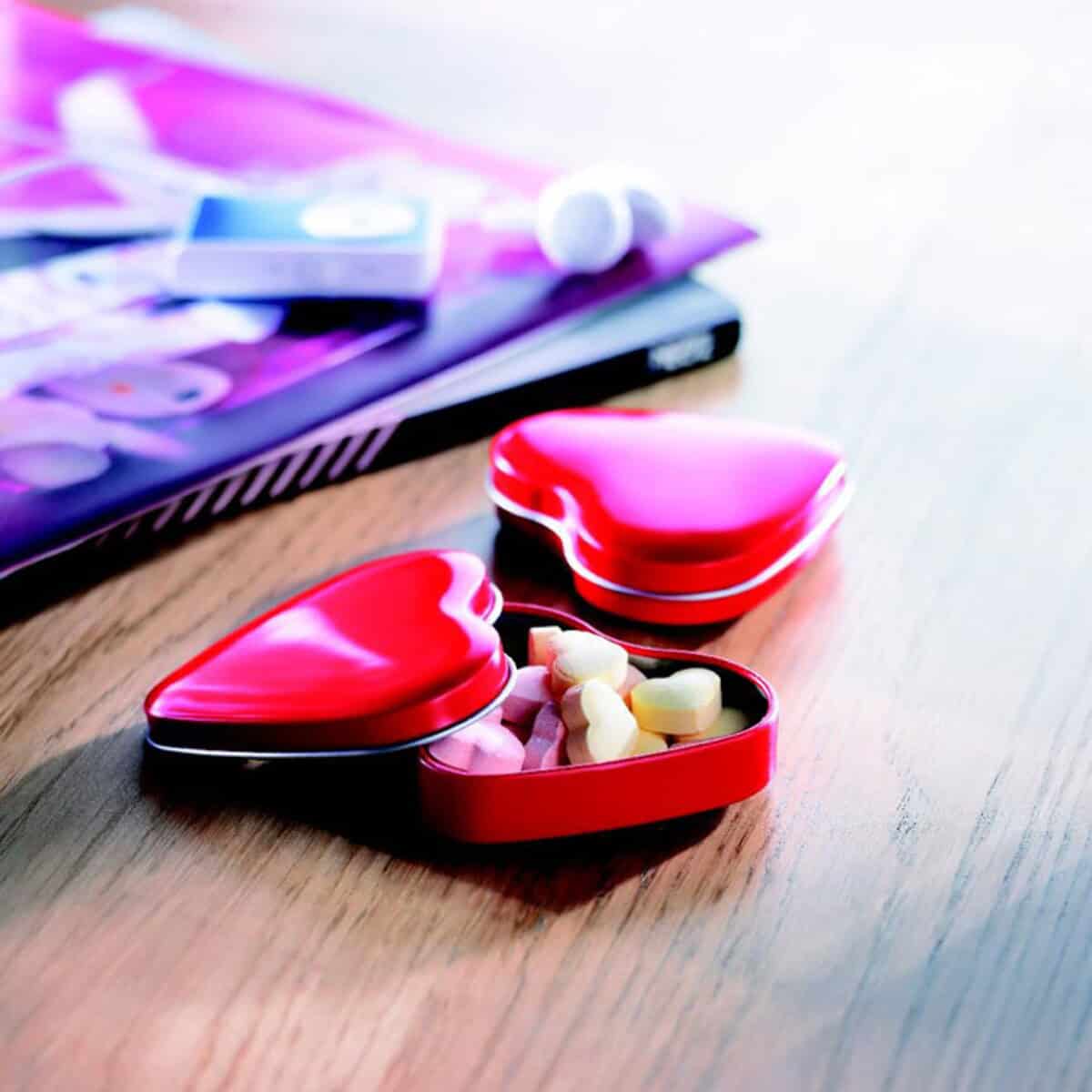 Słodycze z logo – cukierki w pudełku, serce lovemint mo7234-05-ambiant Słodkie upominki w metalowym sercu, miłosne gadżety, walentynki, dekoracje, personalizowane prezenty.