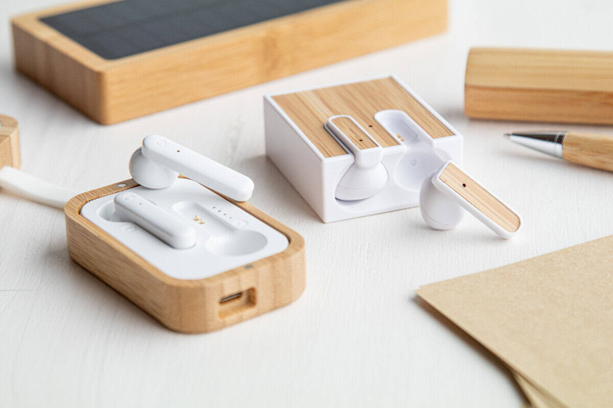 Słuchawki z logo – rabsody słuchawki bezprzewodowe AP800526-01__DG2 Słuchawki bezprzewodowe z drewnianymi elementami, estetyczny i funkcjonalny gadżet.