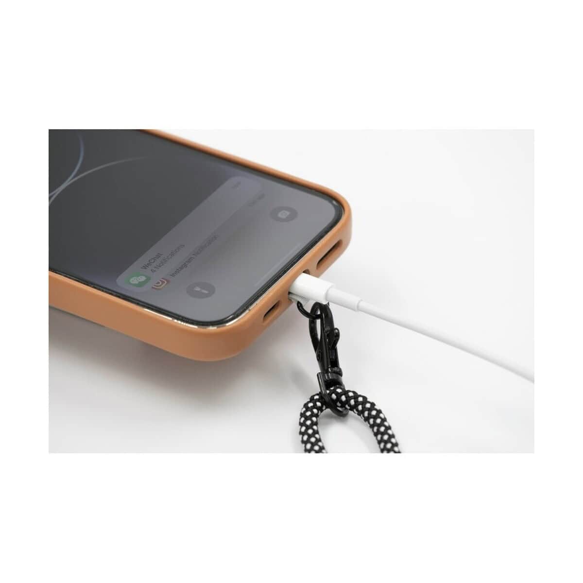 Smycze z logo – smycz reklamowa brandcharger lany VA553-15_IDE01 Telefon z ładowarką i przypiętą smyczą, gadżety reklamowe i personalizowane akcesoria, funkcjonalne i estetyczne na prezent.