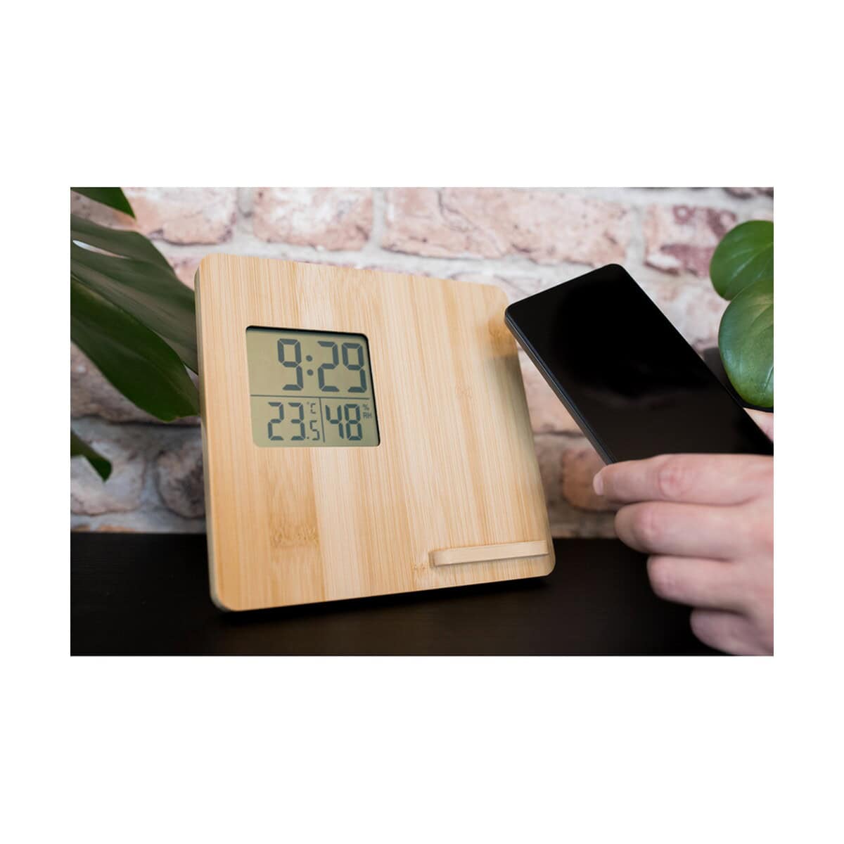 Stacje pogodowe z logo – bambusowa ładowarka bezprzewodowa 10w, stacja pogodowa | kahele V8328.0_C Elegancki drewniany zegar z funkcją czas, temperatura i data, idealny na prezent Gadzety Quirky.
