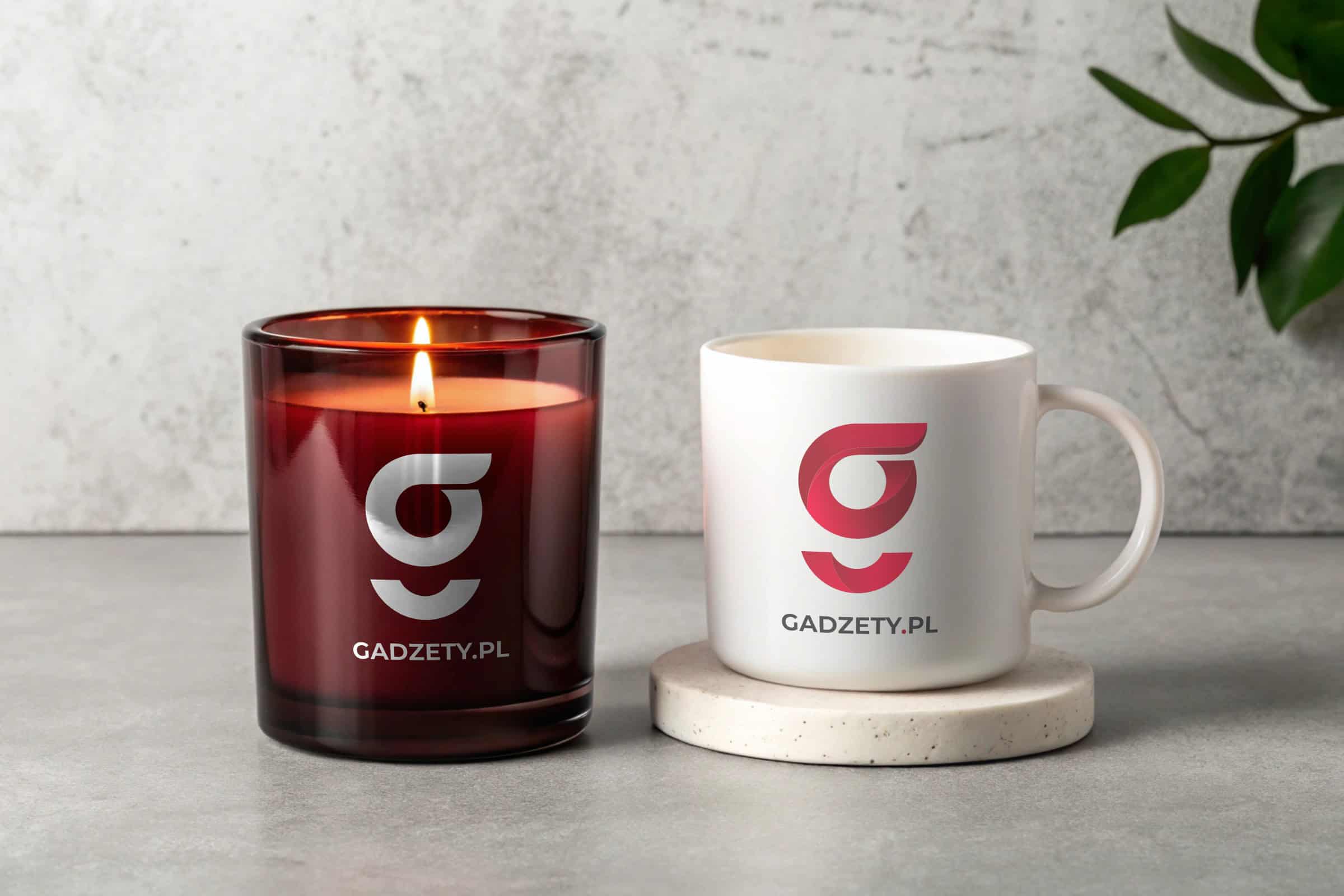 Stylowe świece i kubki z logo Gadzety.pl, elegancka dekoracja biura i domu.