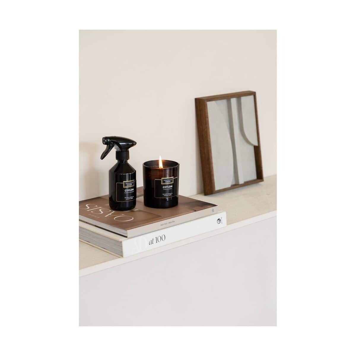 Świece z logo – świeczka zapachowa treatments VTR10-03_ATM02 Butelka spray, świeca i lustro na półce, dekoracje wnętrz, akcesoria do domu.