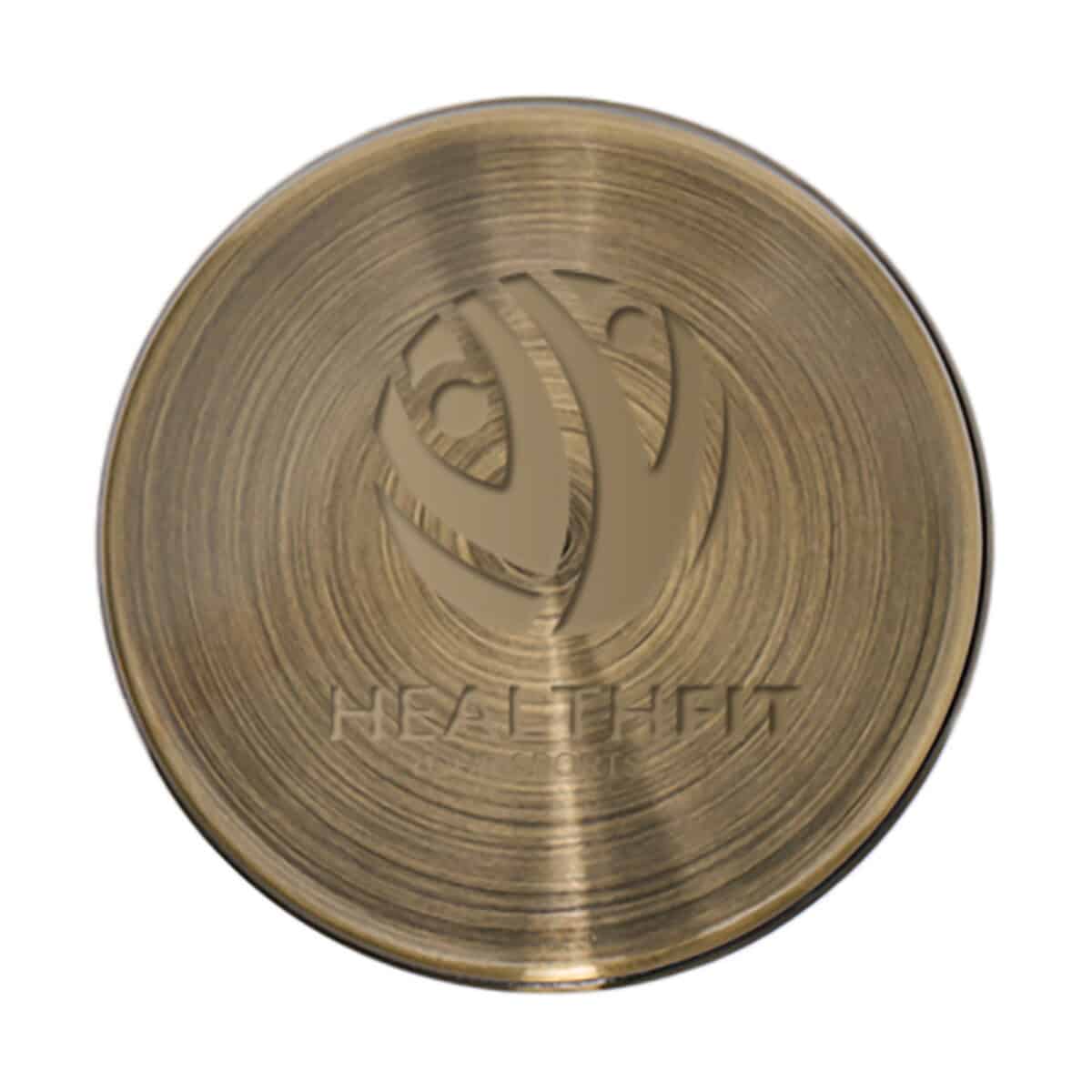 Świece z logo – wellmark średnia świeca o zapachu drewna cedrowego 12632011_e1_eg_y1 Ozdobny medal z logo Marvel i napis ZESTAW, metalowy, na gadżet promocyjny lub kolekcjonerski.