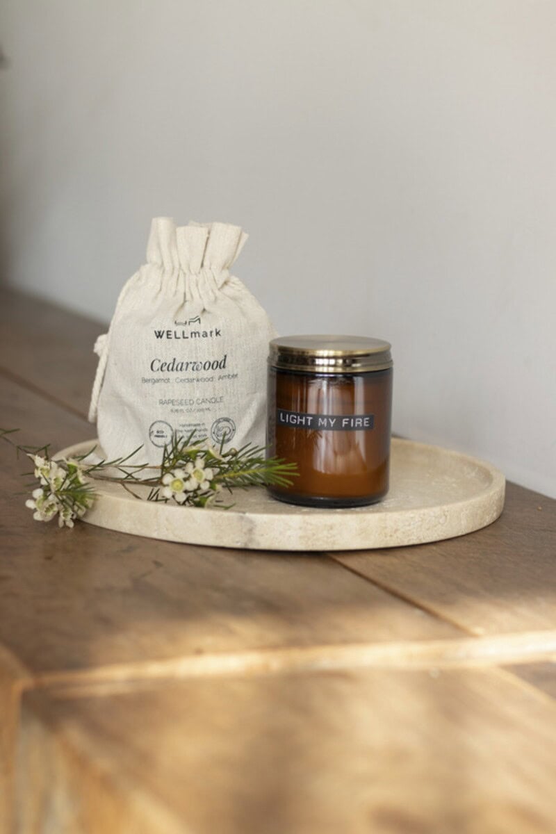 Świece z logo – wellmark średnia świeca o zapachu drewna cedrowego 12632011_m1 Naturalny świeca sojowa w ozdobnym słoiku, aromatyczne gadżety prezentowe na każdą okazję.