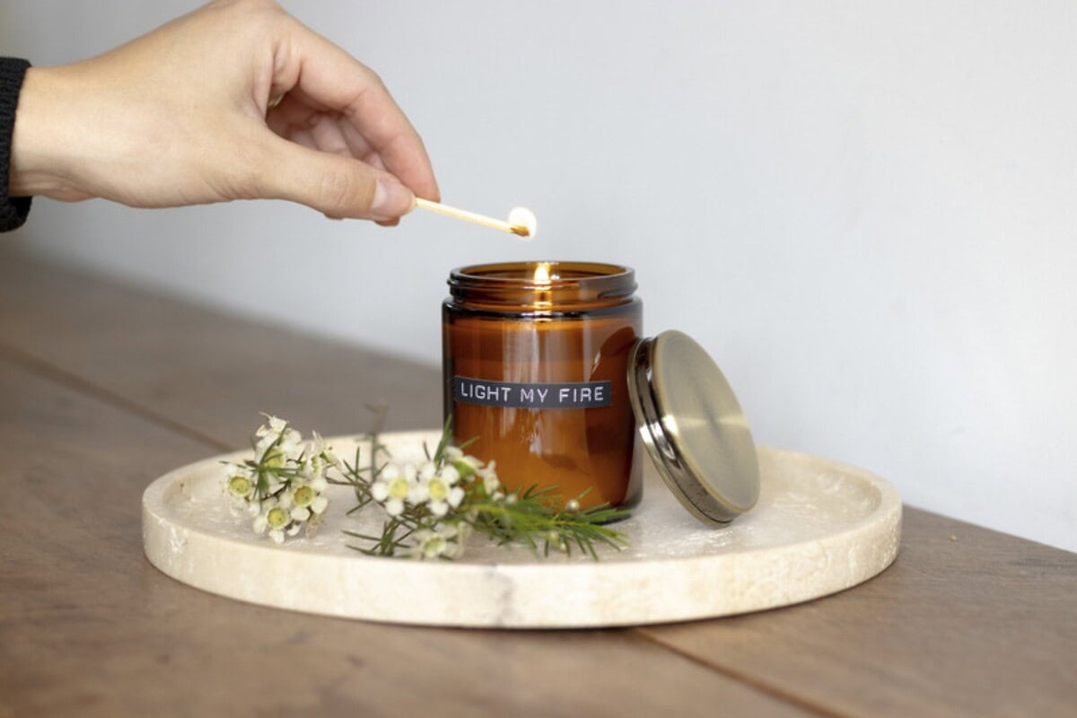 Świece z logo – wellmark średnia świeca o zapachu drewna cedrowego 12632011_m2 świeca w słoiku z etykietą „Light My Fire”, zapachowa świeca, dekoracja wnętrz, relaks, gadżety do domu.