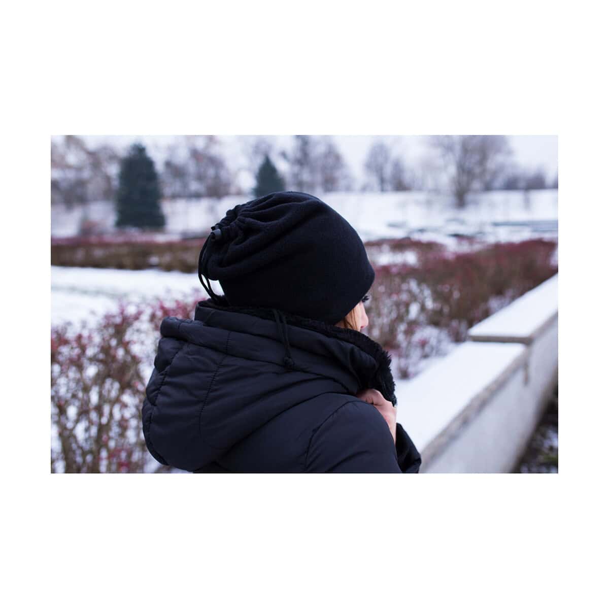 Szaliki z logo – osłona na twarz i szyję, czapka i komin 2 w 1 | riti V7063.0_D Czapka zimowa czarna z polaru, stylowe gadżety zimowe.