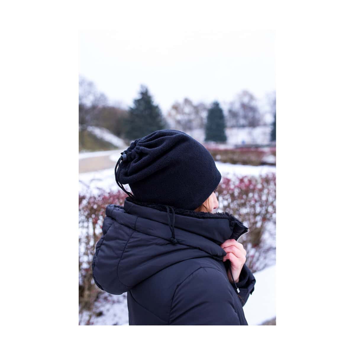 Szaliki z logo – osłona na twarz i szyję, czapka i komin 2 w 1 | riti V7063.0_E Czapka zimowa czarna na chłodną pogodę, elegancka i praktyczna.