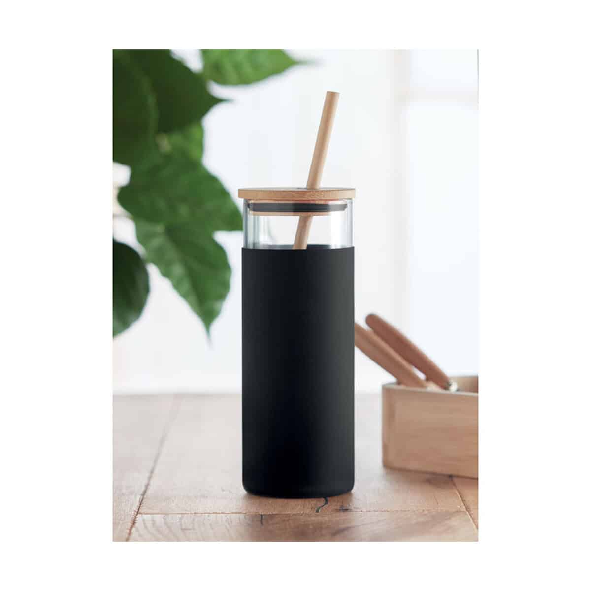 Szklanki z logo – szklanka 450ml z pokrywką strass mo6352-03-ambiant Butelka termiczna z czarną obejmą, stalowa, z słomką i drewnianą pokrywką, idealna na gadżety promocyjne.