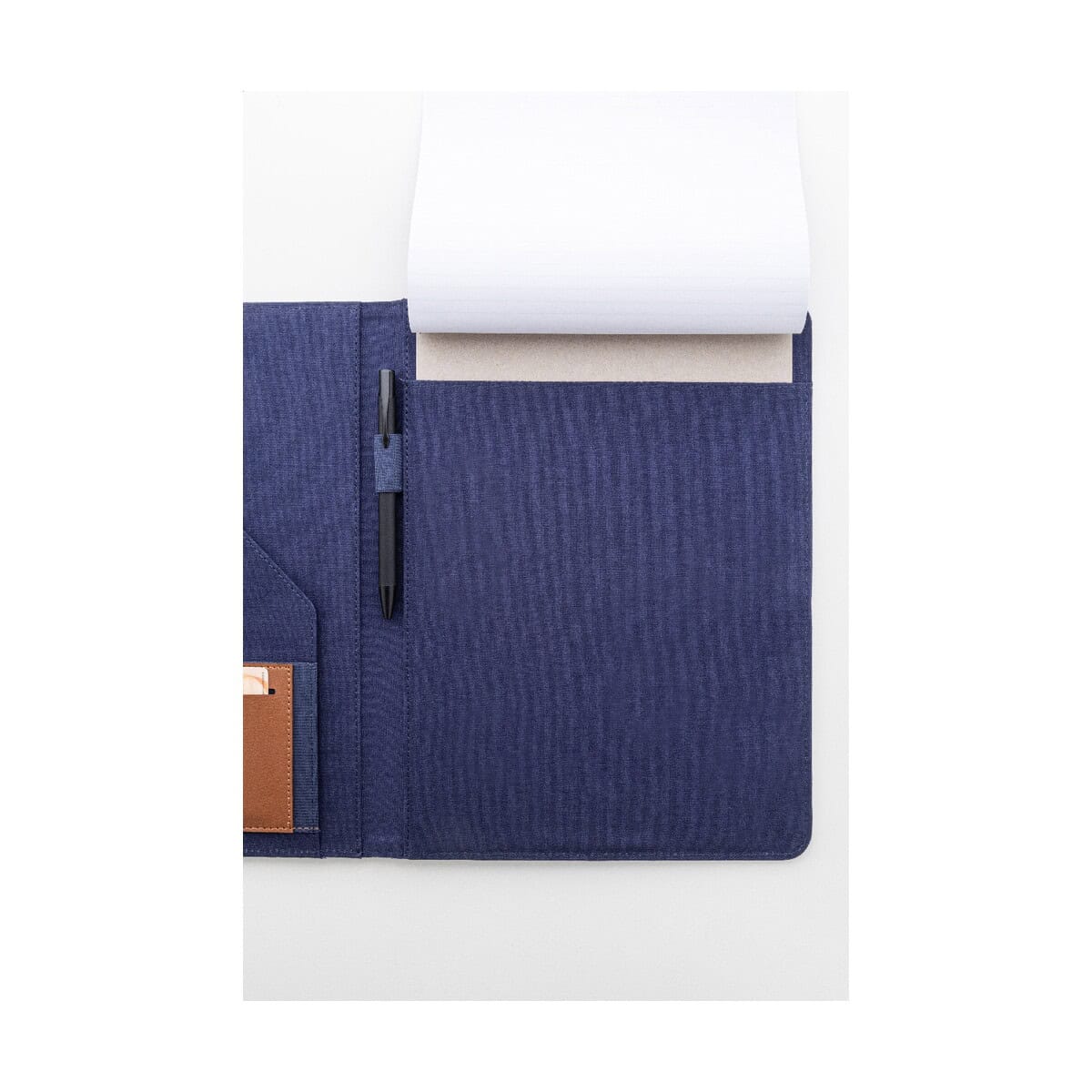 Teczki z logo – capudo a4 teczka na dokumenty z płótna pochodzącego z recyklingu AP800179-06__CU2 Tacza do notesu i długopis w organizerze, idealne gadzety biurowe, personalizowane na zamówienie.