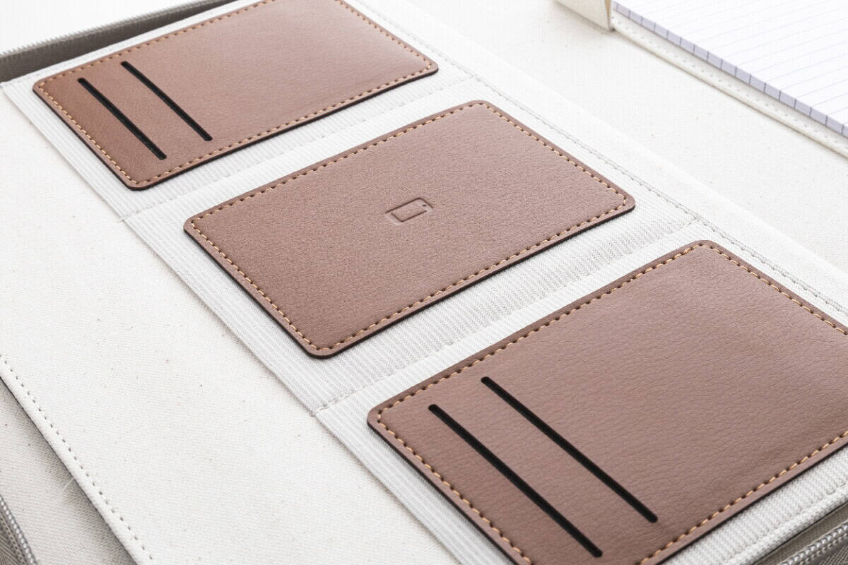 Teczki z logo – carbasa zip teczka na dokumenty z płótna pochodzącego z recyklingu AP808296-00__CU1 Stilowa skórzana organizer na dokumenty i karty z kieszeniami na pen drive i karty kredytowe.