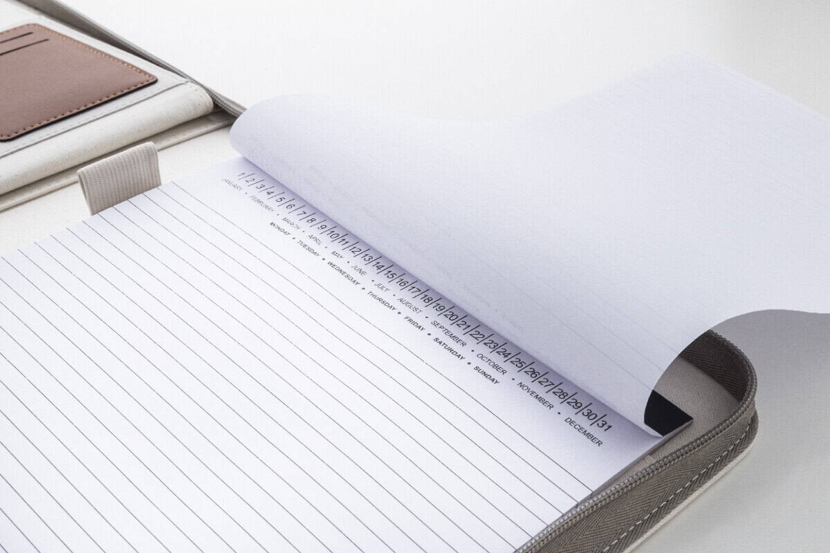 Teczki z logo – carbasa zip teczka na dokumenty z płótna pochodzącego z recyklingu AP808296-00__CU2 Personalizowany notes z datami i dniami tygodnia, idealny na prezent lub do organizacji.