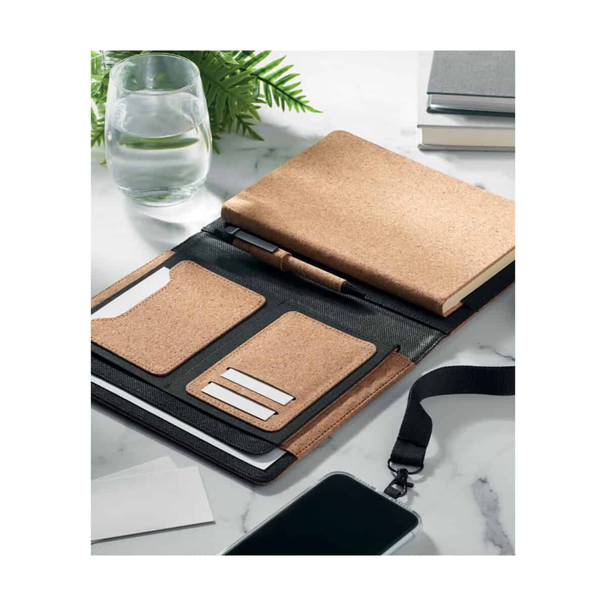 Teczki z logo – teczka a5 z korkiem origin mo2097-13-ambiant Corkowe gadżety biurowe na organizację i personalizację.