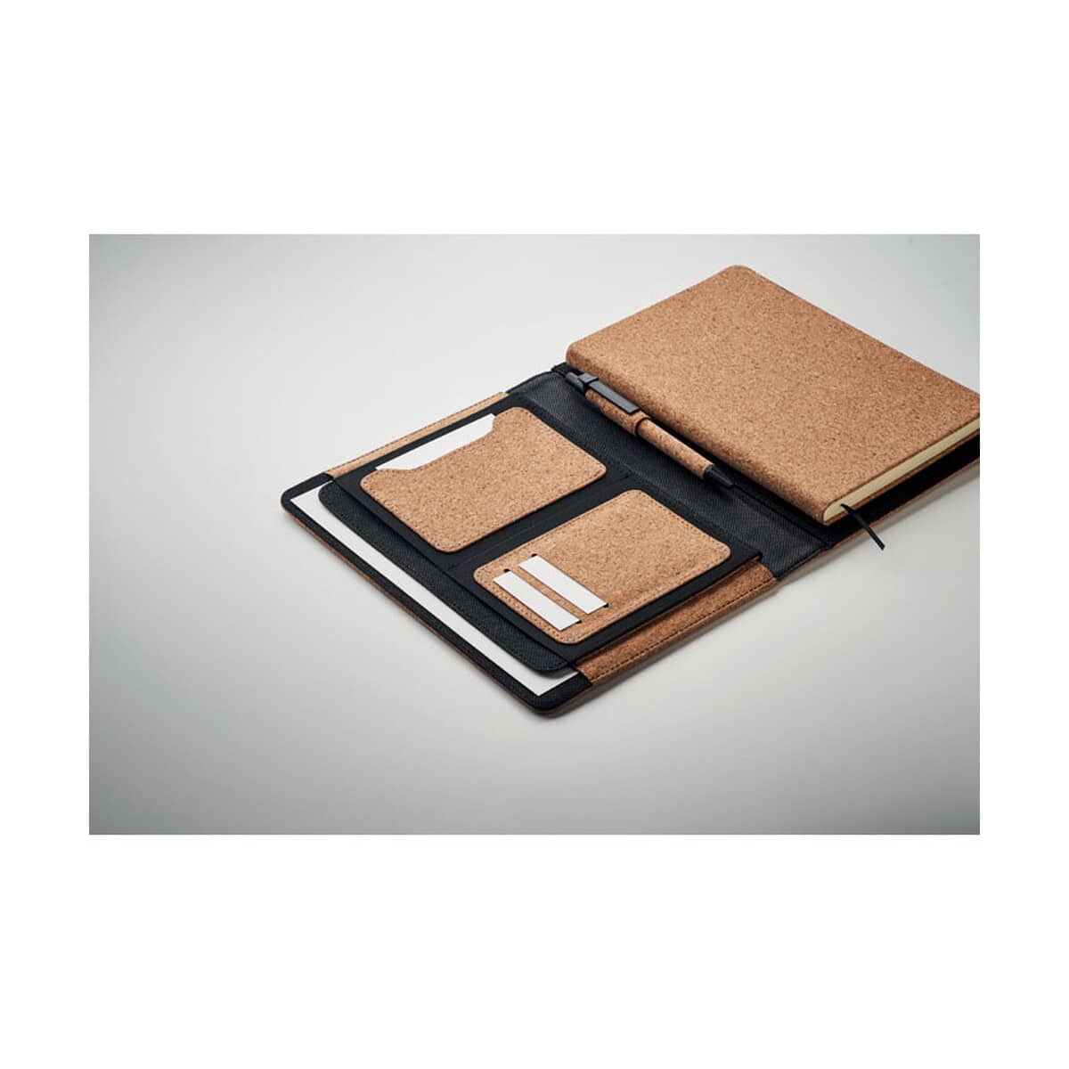 Teczki z logo – teczka a5 z korkiem origin mo2097-13-detail Stylowy organizer na notes i akcesoria z korka. Idealny gadżet promocyjny do biura i na prezent.