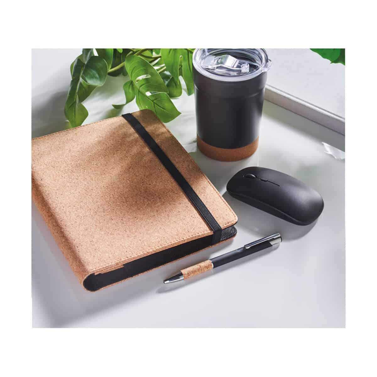 Teczki z logo – teczka a5 z korkiem origin mo2097-13-picture5 Personalizowana notes z ekoskóry do biura i prezentów, logo grawerskie, gadżety reklamowe, upominki firmowe, akcesoria biurowe.