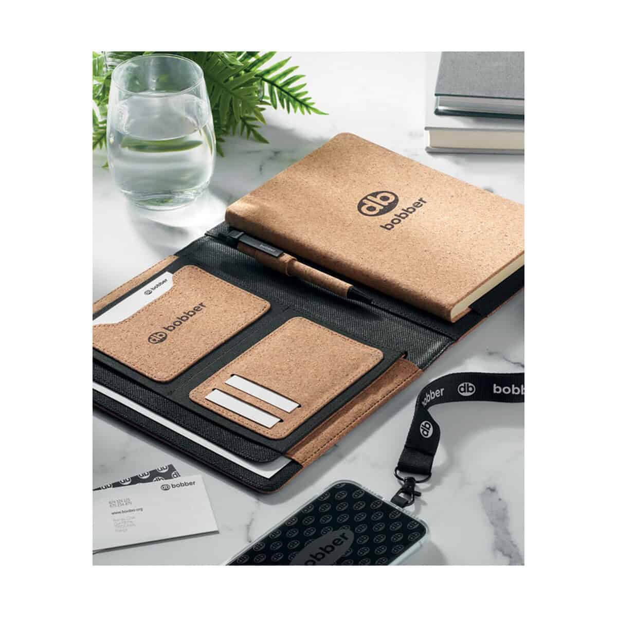 Teczki z logo – teczka a5 z korkiem origin mo2097-13-print Nowy zestaw gadżetów biurowych z logo Bobber, personalizowane notatniki i breloczki z logo firmy. Idealne na prezent.