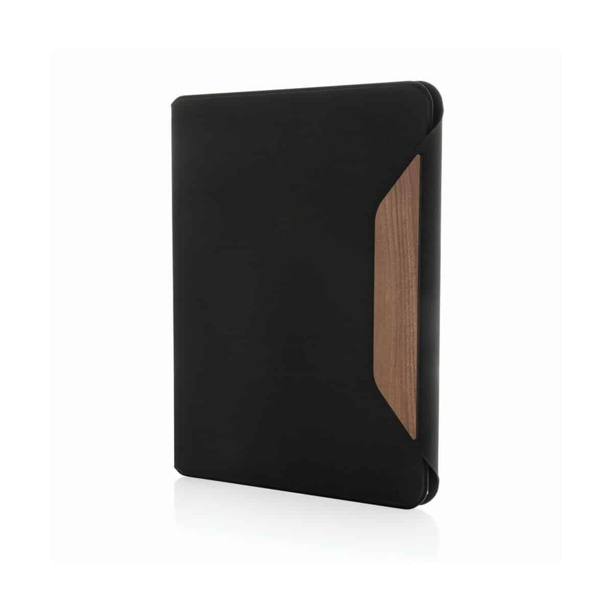 Teczki z logo – teczka konferencyjna a4 aware™ rpet teri P774.6501__B_1 Elegancki notatnik z czarną okładką i drewnianym akcentem, idealny na prezent lub do biura.