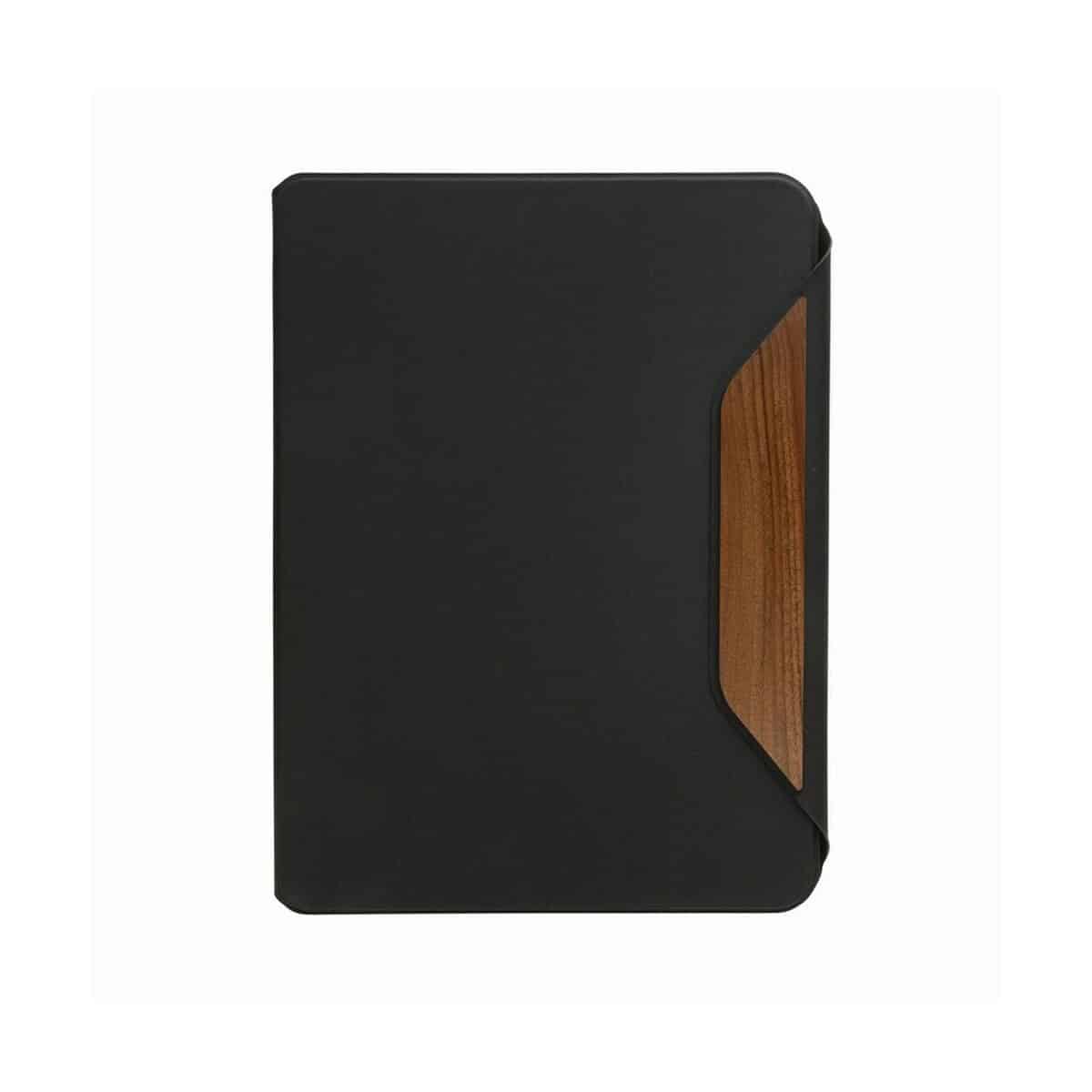 Teczki z logo – teczka konferencyjna a4 aware™ rpet teri P774.6501__B_5 Ochronne etui na notes z czarnego materiału i ozdobną drewnianą wstawką.