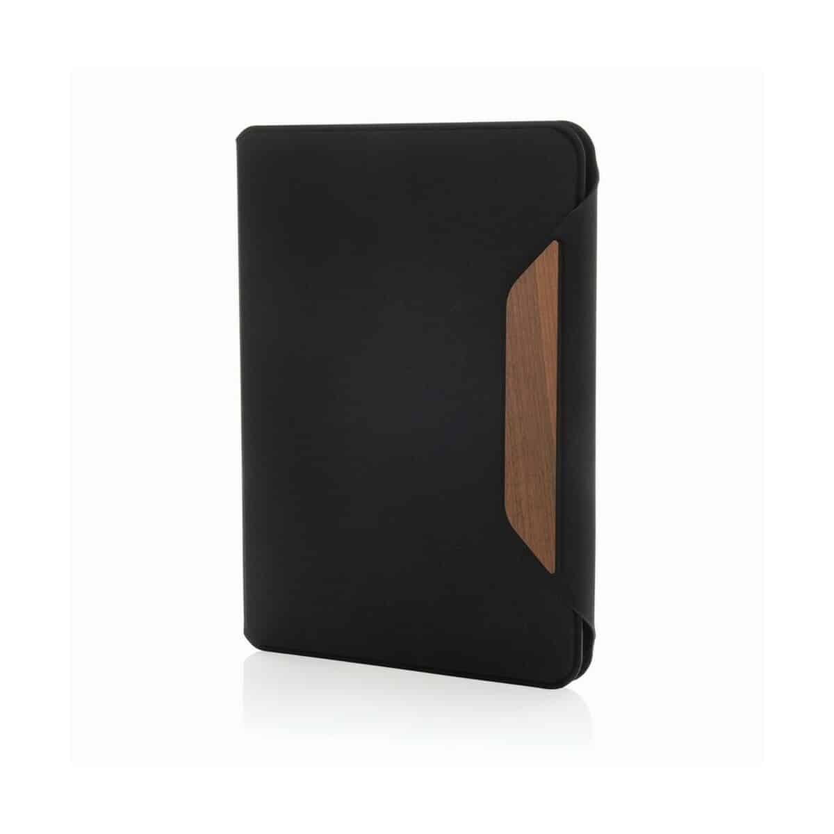 Teczki z logo – teczka konferencyjna a5 aware™ rpet teri P774.6401__B_1 1. Etui na notatnik z czarną skórzaną okładką i drewnianym detalem.