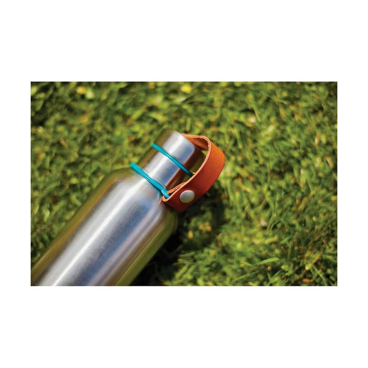 Termosy z logo – butelka termiczna 500 ml black+blum P439.1033__M_402 1. Butelka termiczna z personalizowanym uchwytem na rękę, idealna na wyjazdy i spacery.