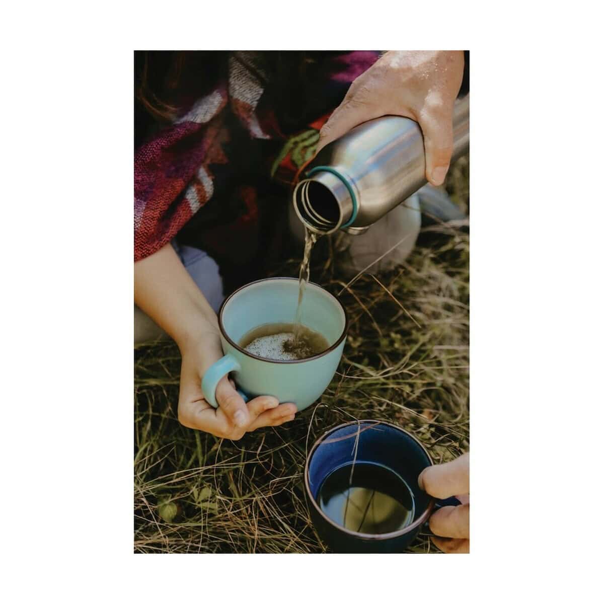 Termosy z logo – butelka termiczna 500 ml black+blum P439.1033__M_404 Butelka termiczna, kubek i kawa na zewnątrz, idealne gadżety na podróże i outdoor.