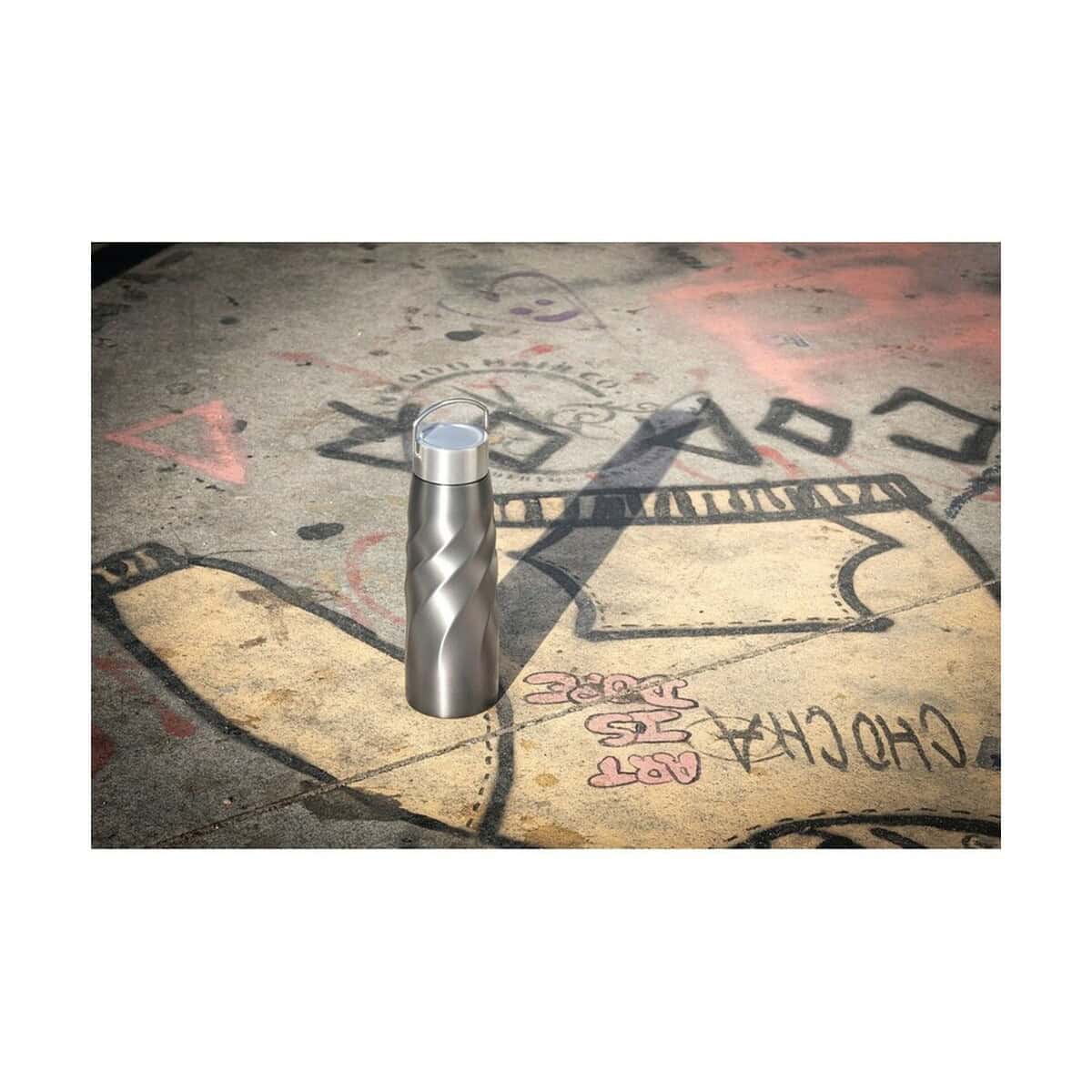 Termosy z logo – butelka termiczna 500 ml brandcharger vortex vita VA542-15_ATM02 Nowa stalowa butelka termiczna na graffiti na chodniku, eleganckie grawery i oryginalny design.