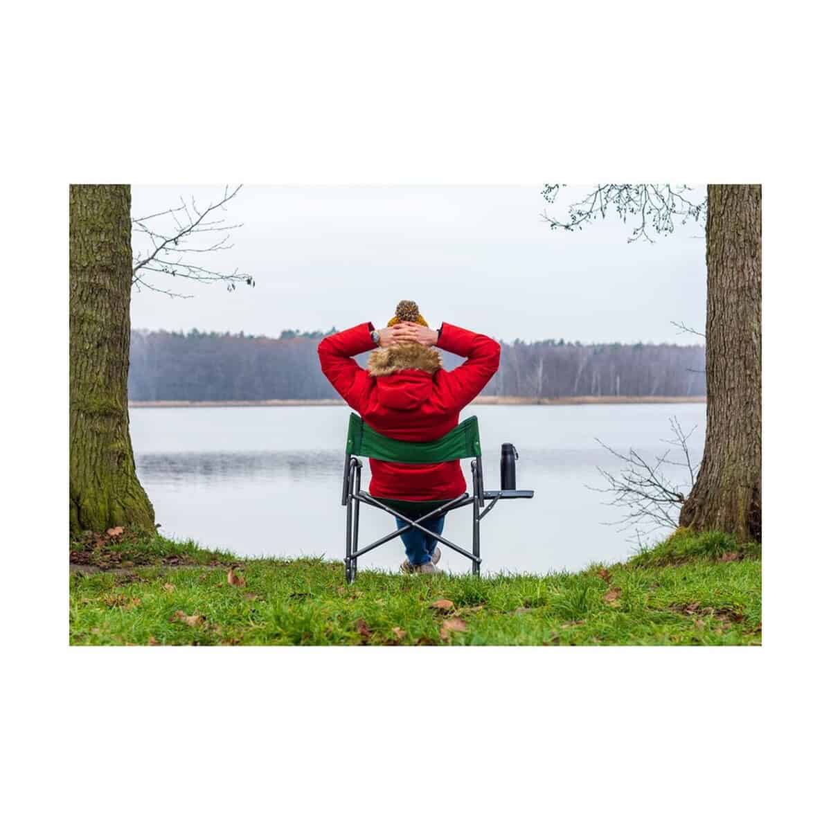 Termosy z logo – butelka termiczna 550 ml air gifts | cameron V7280_A Relaxing person sitting by lake with chair in autumn outdoors.
