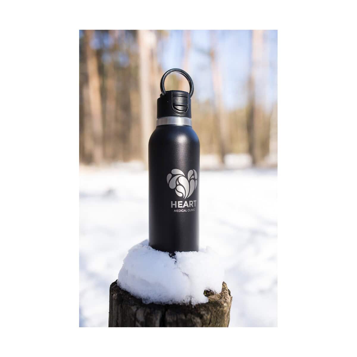 Termosy z logo – butelka termiczna 700 ml air gifts | marcelo VA120_A 1. butelka termiczna z logo medycznym na śniegu, czarna, personalizowana, gadżet reklamowy.