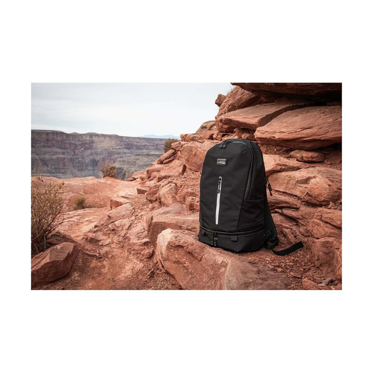 Torby na laptopa z logo – plecak na laptopa 15,6″ brandcharger nomad VA531-03_ATM02 Czarny plecak turystyczny na czerwonych skałach w kanionie.