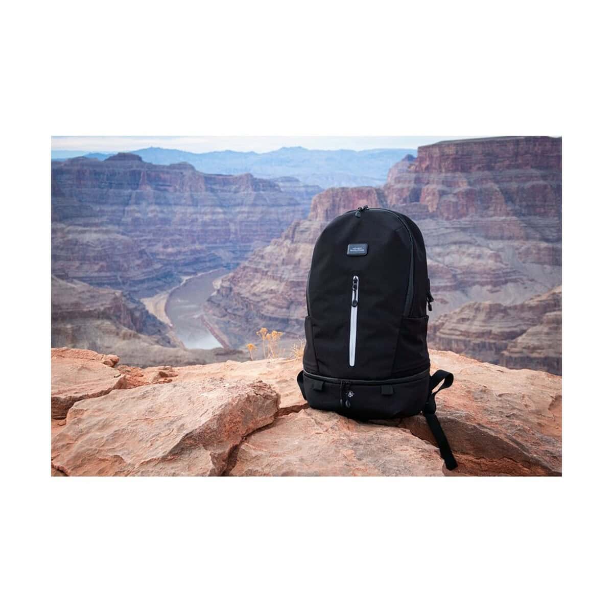 Torby na laptopa z logo – plecak na laptopa 15,6″ brandcharger nomad VA531-03_ATM03 Czarny plecak na tle Grand Canyon z widokiem na kanion i rzekę. Idealny na wycieczki i outdoorowe przygody.