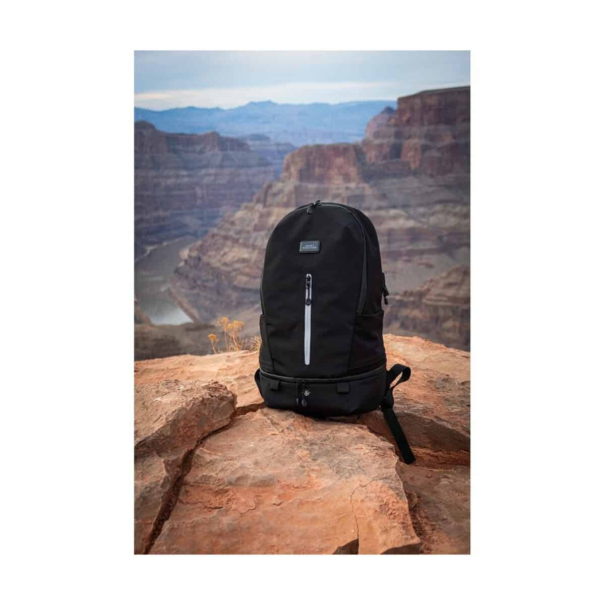 Torby na laptopa z logo – plecak na laptopa 15,6″ brandcharger nomad VA531-03_ATM04 Czarny plecak turystyczny na tle Wielkiego Kanionu, idealny na wycieczki i podróże.