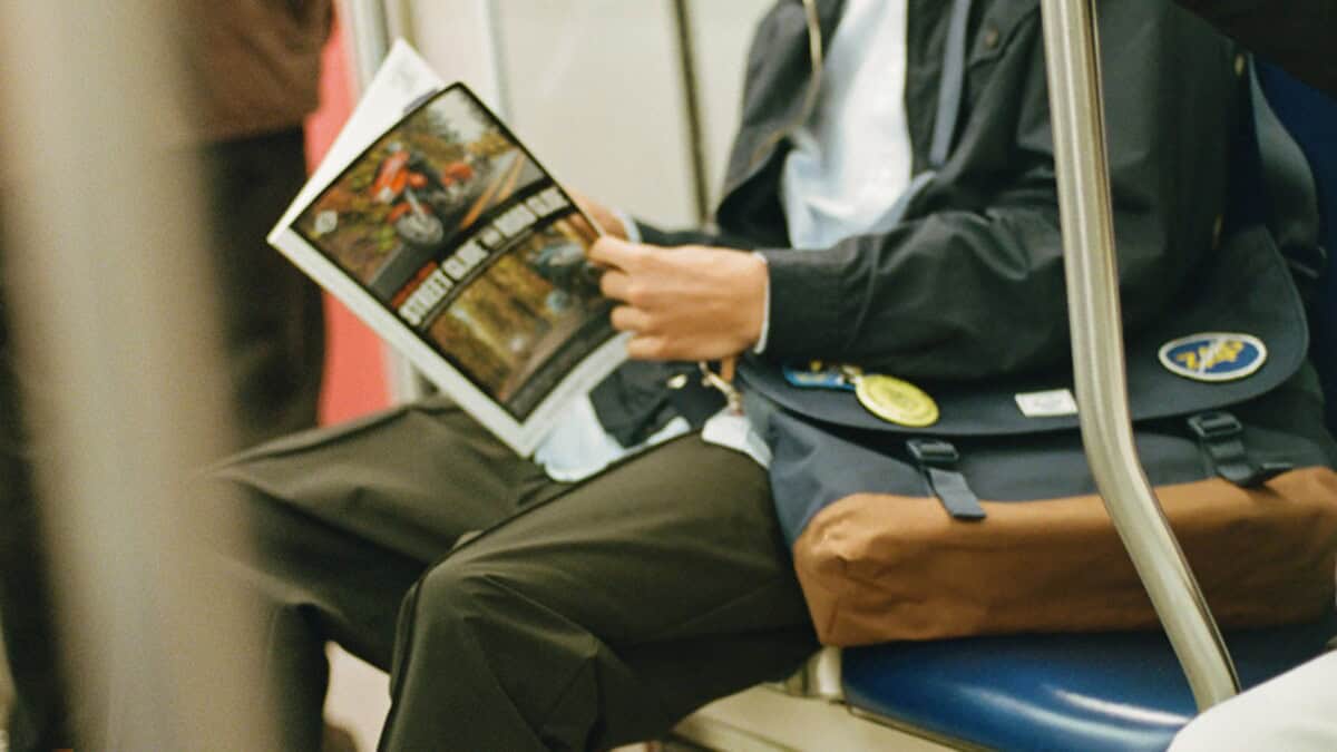 Torby na ramię z logo – herschel cove torba listonoszka z recyklingu o pojemności 22,5 l 12075790_m1 Stylowa torba na ramię z logo firmy, idealna na gadżety promocyjne i upominki dla klientów.