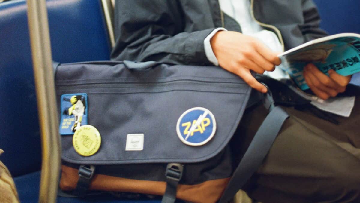 Torby na ramię z logo – herschel cove torba listonoszka z recyklingu o pojemności 22,5 l 12075790_m2 Przenośna torba z dostępem do gadżetów i przypinkami, idealna na konferencje i wyjazdy służbowe.